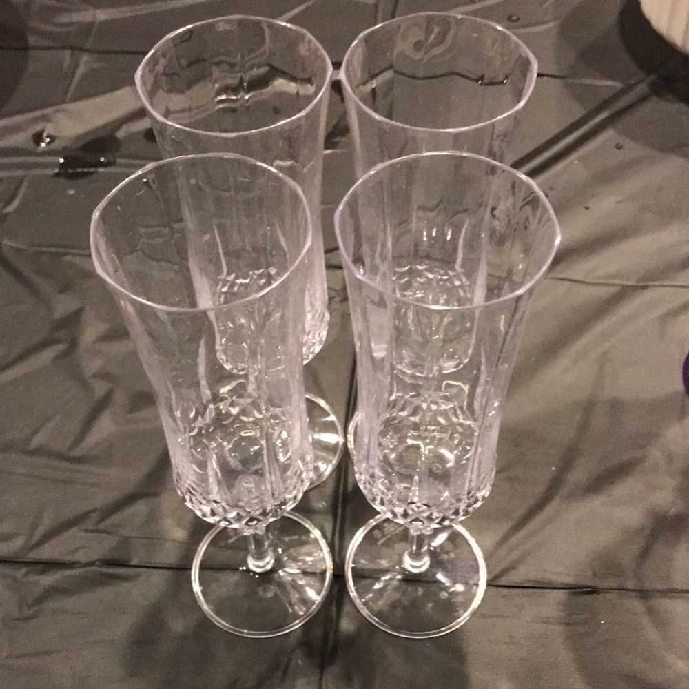Set of 4 elegant plastic cups
